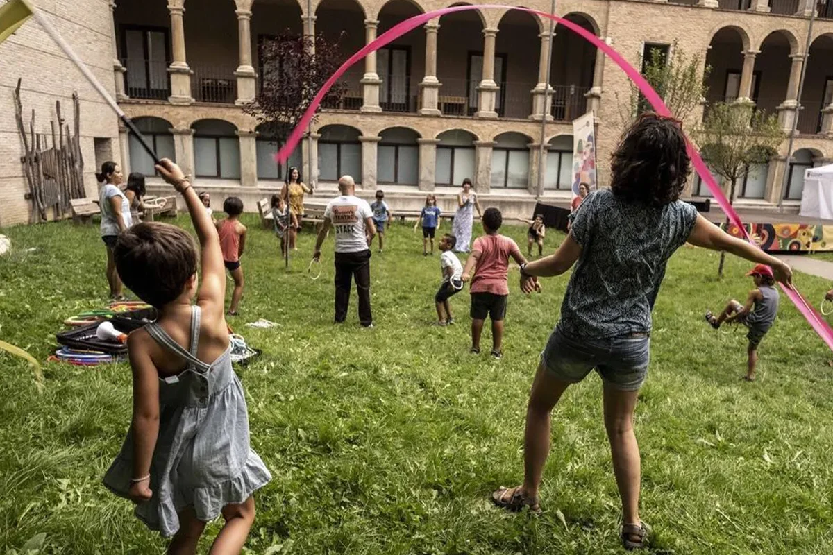Img Familia participando en juegos circense Img Familia participando en juegos circense