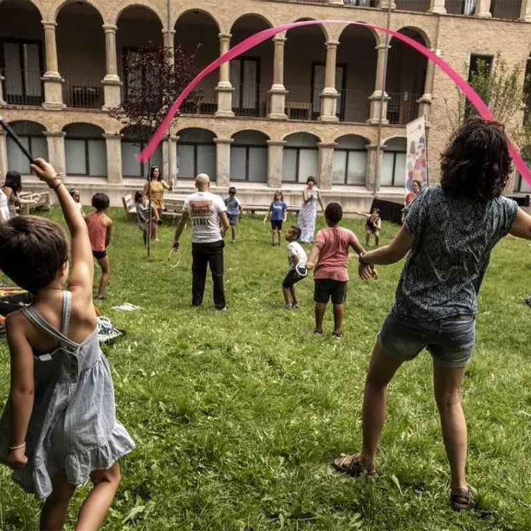 Img Familia participando en juegos circense